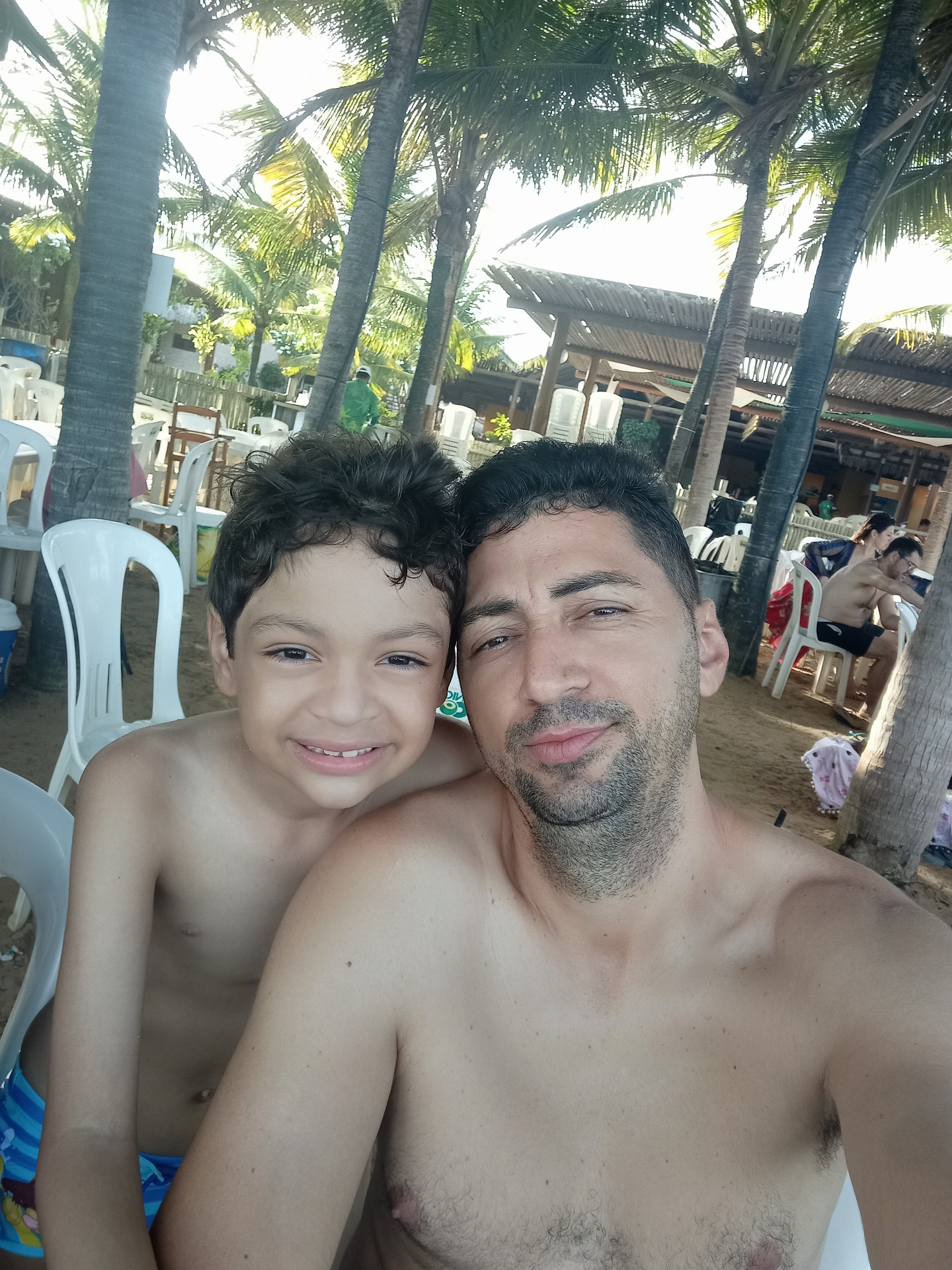 Pai e filho na praia