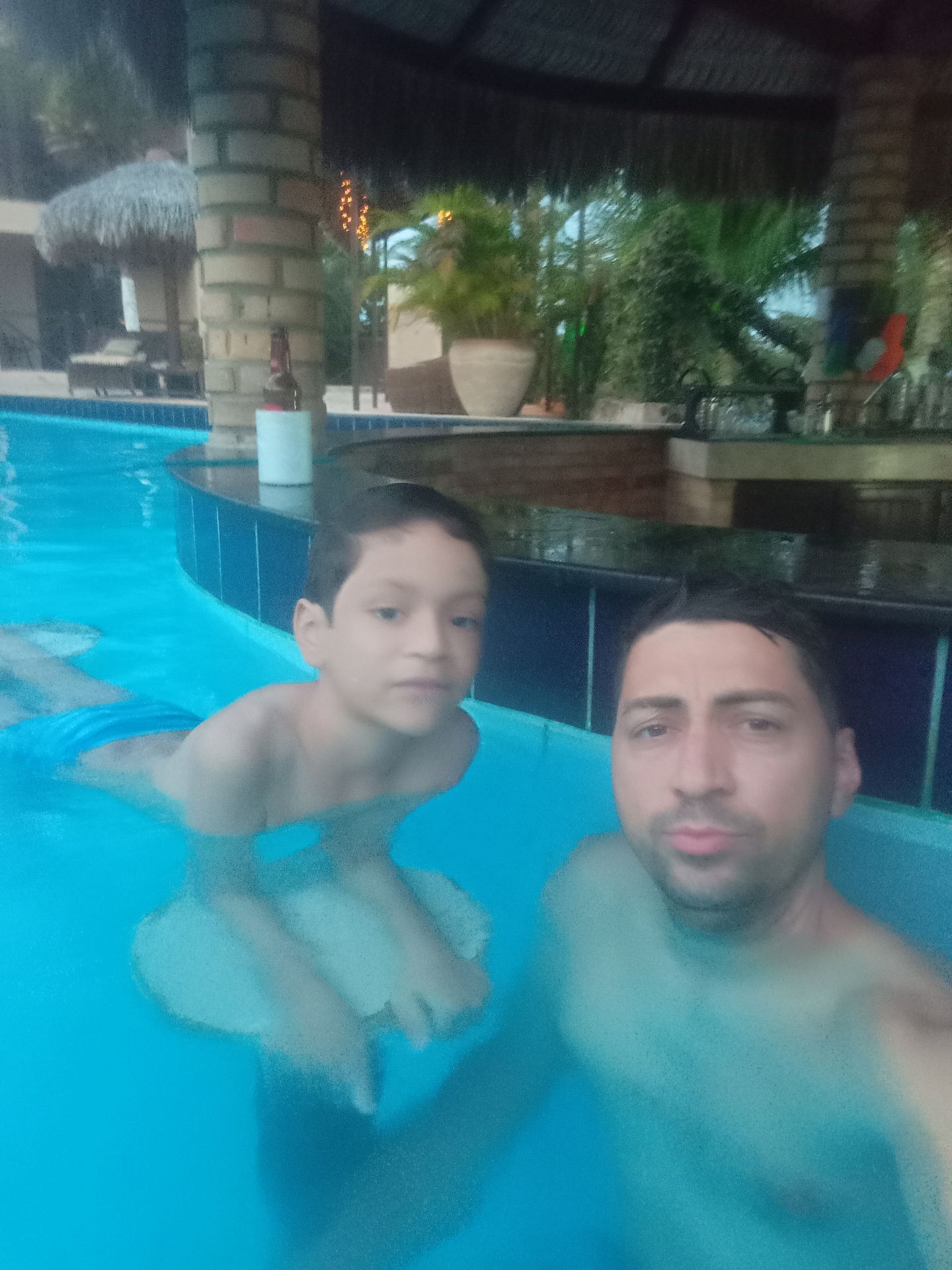 Pai e filho na piscina