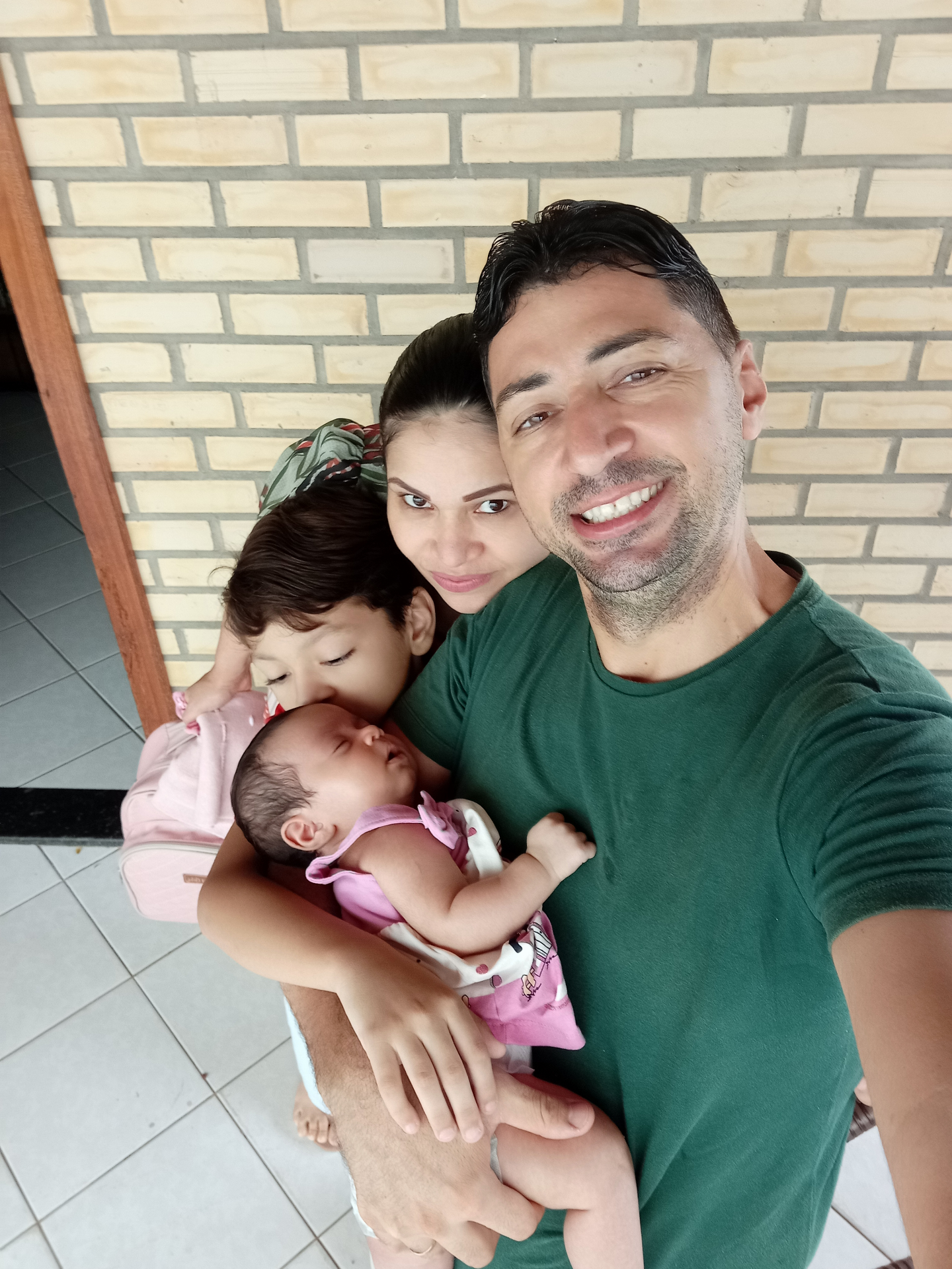 Filho com troféu escolar