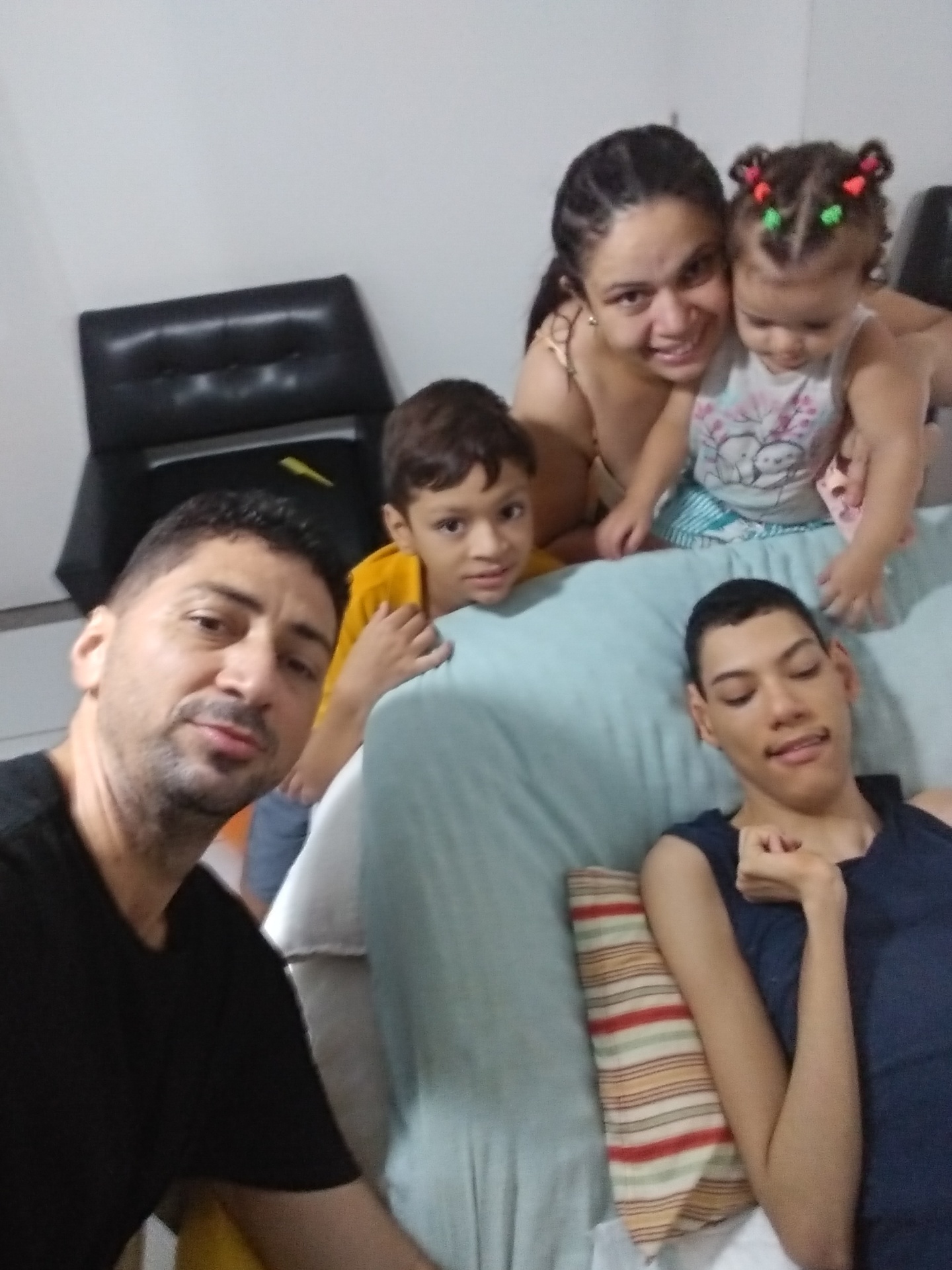 Diego com a família — Matheuzinho, esposa e filhos